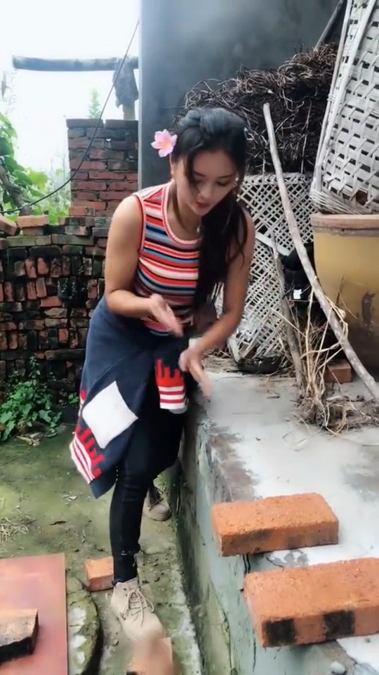 铁血女汉子！女子足球队员奋勇拼搏，无畏强敌的简单介绍